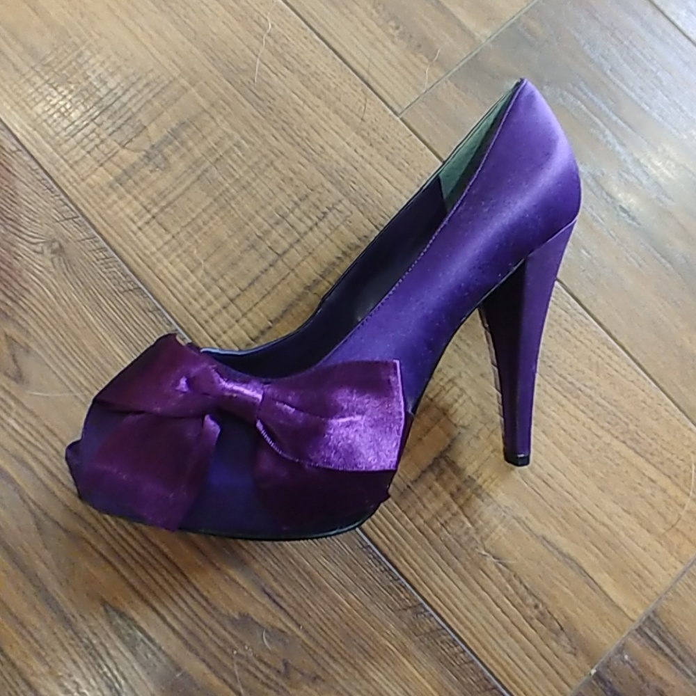Paris Hilton Size 9 Eggplant Pumps